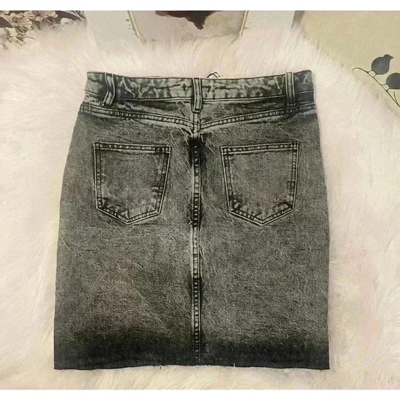 Women’s Tall Acid Wash Raw Hem Denim Skirt - Picture 6 of 6